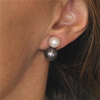 Boucles d'oreilles clous double perles nacrées noire blanche