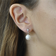 Boucles pendantes clous perles blanches & oxyde zirconium