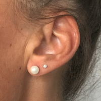 Boucles d'oreilles clous perles blanches nacrées