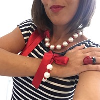 Collier d'Exception Ruban Rouge et Perles Blanches