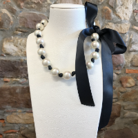 Collier Ruban Caroline en perles blanches 18mm