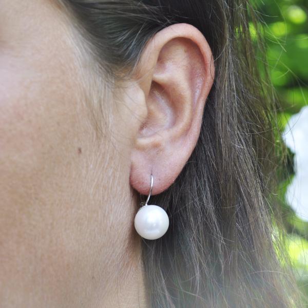 Grosses Boucles Dormeuses en Perles Blanches 14 mm · Simon & Simon ·