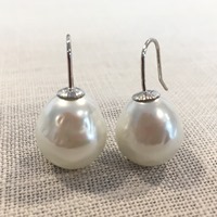 Boucles pendantes perle baroque blanche