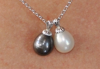 Pendentif perle goutte noire et blanche