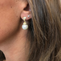 Boucles pendantes éventail clous perles blanches & oxyde zirconium
