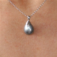 Pendentif Goutte Perle nacrée grise 10x14mm & finition Rhodiée