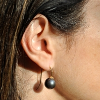 Boucles d'oreilles pendantes Crochets perles noires irisées 12mm