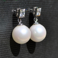 Boucles Clous perles blanches 12 mm & Zirconium carré