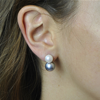 Boucles d'oreilles clous double perle grise et blanche
