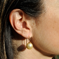 Boucles d'oreilles pendantes Crochets perles dorées irisées 12mm