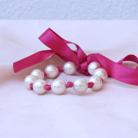 Bracelet de perle nouée blanche 14mm & ruban satin Caroline