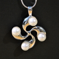 Pendentif Argent Grande Croix Basque Perles Blanches