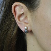 Boucles Clips petites perles blanche et noire nacrées