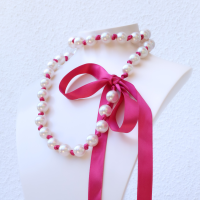 Unique Long collier Caroline perles et ruban rose