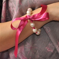 Bracelet de perle nouée blanche 14mm & ruban satin Caroline