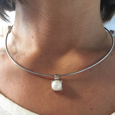 Collier Oméga Pendentif Carré Argent et Perle